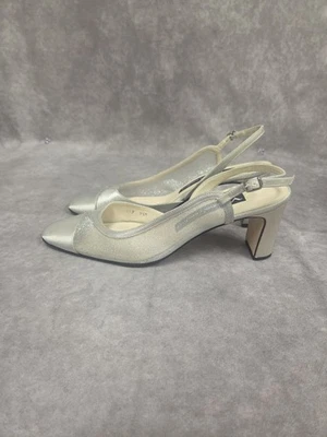 Suela de tela Nina Comfort con cordones para fiesta cóctel vacaciones talla 9,5 M plateada Foto 1 de 4