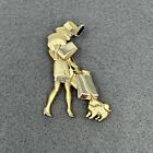 Vintage AJC Frau Shopper mit Taschen und Hund goldfarbene Pin Brosche