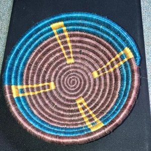 Einheimischer handgewebter aufgerollter Graskorb bunt gewickelt 6 1/2" Wandhänger SCHÖN - Bild 1 von 8