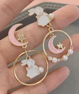 Boucle d'oreille asymétrique, dépareillé, Lapin et sa lune. Neuf - Picture 1 of 1