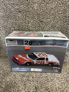 Revell #28 Hardee's Cale Yarborough Monte Carlo modello sigillato in fabbrica 85-3153 - Foto 1 di 4