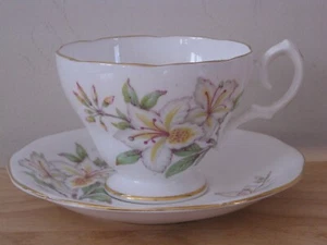 Juego de taza de té y platillo vintage con patas florales de porcelana de hueso fino Queen Anne - Imagen 1 de 15