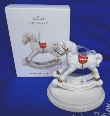 Hallmark Ornament Baby's First Christmas 2019 Porcelana Mecedora Nuevo en Caja K1 Foto 1 de 4