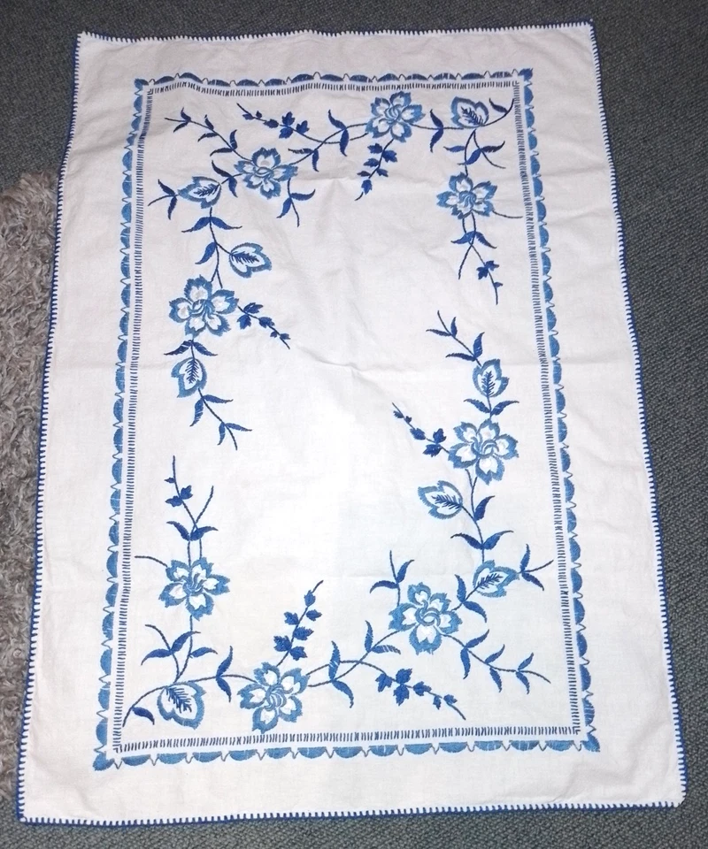 Sehr schöne Mitteldecke Omas Handarbeit, handbestickt, 110x75 cm, weiß blau - Bild 1 von 1