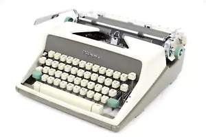 Rare Senatorial Cubic Font Olympia SM7 DeLuxe Portable Typewriter 1962 w/Case - Picture 1 of 11