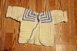 Handgefertigter gehäkelter babyblau & cremefarbener Pullover Kleinkinder 3-9 Monate - Bild 1 von 7