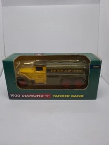 Ertl JOHN DEERE 1930 Diamond T Tanker Truck Bank #5757-10DO NEW IN Box 1:40 1995 - Picture 1 of 8