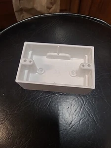 Thomas & Betts 5070 blanco 14,0 pulgadas cúbicas Caja eléctrica de montaje en superficie de una sola banda - Imagen 1 de 8
