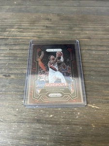 2023-24 Panini Prizm Monopoly - Damian Lillard #73 Classic Icons Red Prizm - Foto 1 di 3