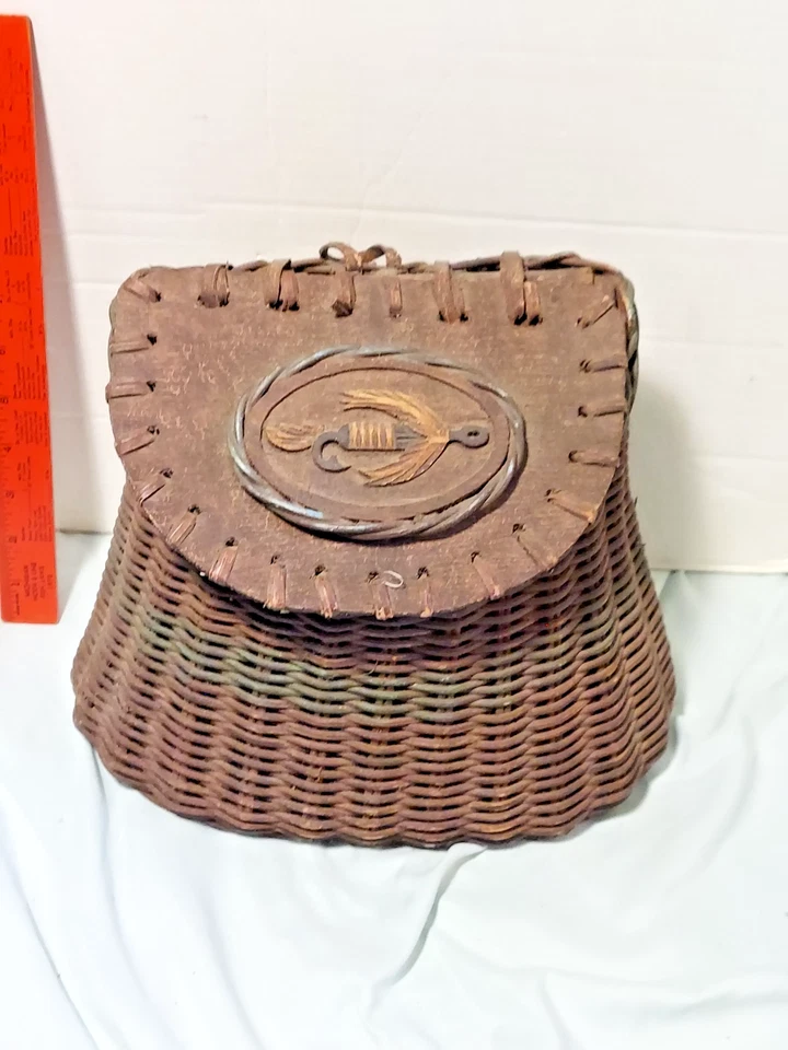 CESTA DE PESCA CON MOSCA CREEL VINTAGE. Foto 1 de 4