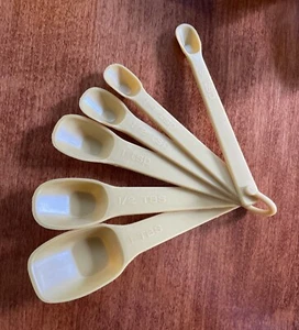 Vintage Tupperware Measuring Spoon Yellow Set of 6 w/ Ring - Picture 1 of 3