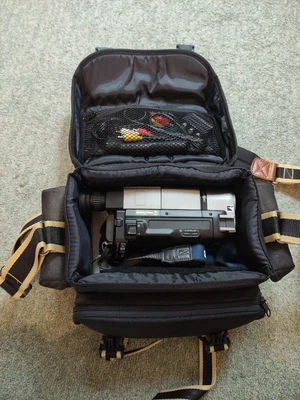SONY Video Camera Recorder Hi8 XR CCD-TR840e, Jessop bag Sony Tape, Instructions - Image 1 of 4