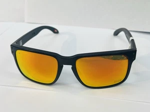 Nuevas gafas de sol Oakley Holbrook OO9102-T155 BUCS 57-18-137 Tampa Bay Buccaneers - Imagen 1 de 10
