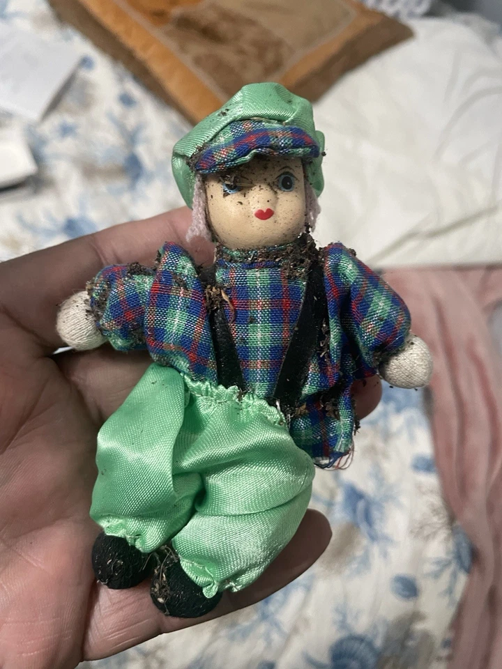 Muñeca de tela miniatura con cabeza de porcelana en traje popular tradicional europeo Foto 1 de 1