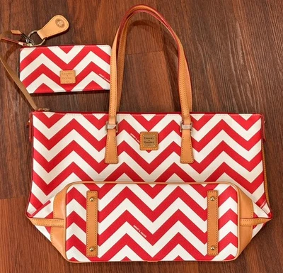 Bolso de Mano Dooney & Bourke Chevron Mujer Rojo Blanco Cremallera Top y Muñequera FC521 NV Foto 1 de 4
