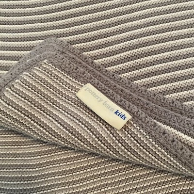 Pottery Barn Kids bebé apretado ganchillo manta bebé tiro gris y blanco 31x37” Foto 1 de 4