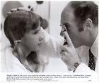 *William Friedkins DER EXORZIST (1973) Regan (Linda Blair) vom Arzt untersucht