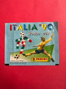 SEALED PACK BUSTINA SIGILLATA FIGURINE STICKERS CALCIATORI PANINI ITALIA 90 1990 - Foto 1 di 2