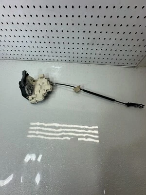 Actuador de bloqueo de pestillo de puerta del lado del conductor trasero Volkswagen VW TOUAREG 2011-2014 OEM Foto 1 de 4