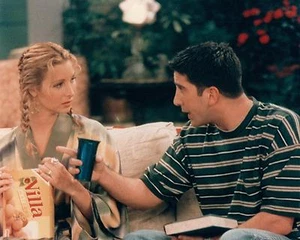 LISA KUDROW & DAVID SCHWIMMER in FRIENDS PHOTO 10" x 8" QUALITY GLOSS PRINT - Picture 1 of 1