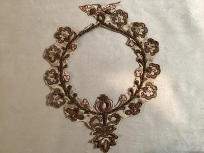 ANTIGUO APLIQUE BORDADO RIBETE METÁLICO FLORES DE SEDA VICTORIANA Foto 1 de 4