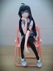 Anime sitzende Mädchenfigur schwarze Strümpfe/Grüner Rock/Turnschuhe+Pfirsichstuhl 16cm