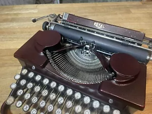 Rotbraune Royal Koffer Schreibmaschine Typewriter - Bild 1 von 9