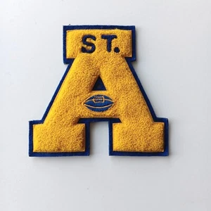 Parche de fútbol americano vintage con letra universitaria “A” St. Andrews Letterman dorado 5-1/2” - Imagen 1 de 4