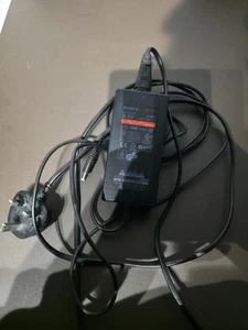 Fuente de alimentación delgada oficial Sony Playstation 2 PS2 PSU SCPH-70100 8,5v y enchufe del Reino Unido - Imagen 1 de 1
