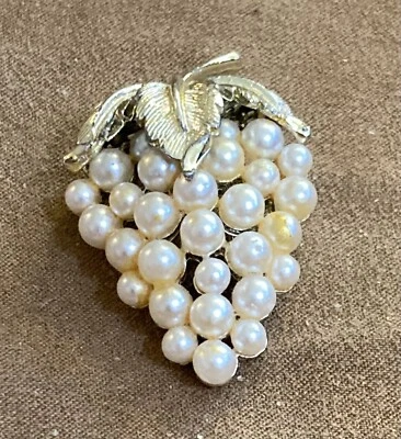 Broche prendedor racimo de uva imitación perla detallada tono dorado hojas C161-13 Foto 1 de 3