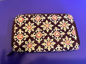 Vera Bradley Retired Rare Medallion Travel Organizer Wallet Zips Around - Picture 1 of 4