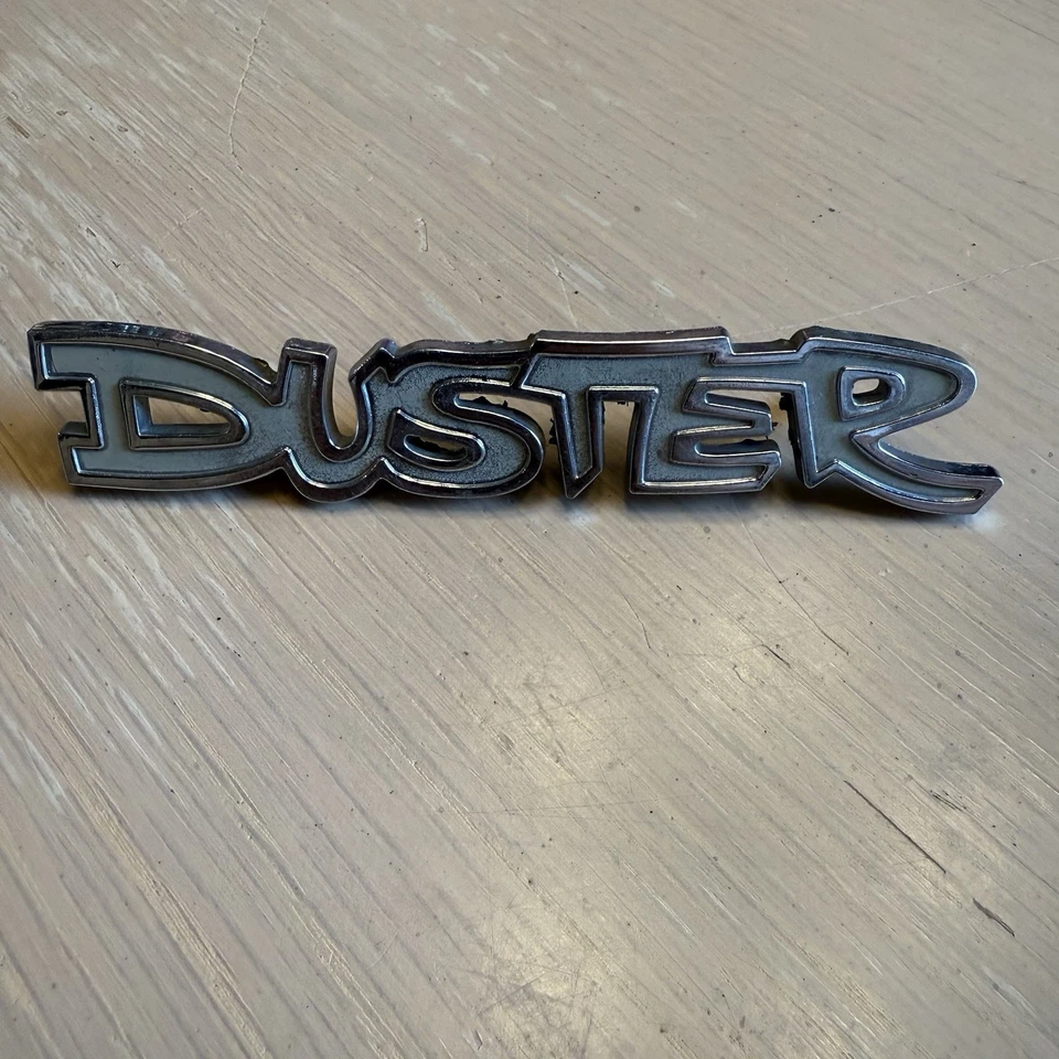 1972-76 PLYMOUTH DUSTER GUARDABARROS/PANEL TRASERO EMBLEMA #3680304 73 74 75 Foto 1 de 4