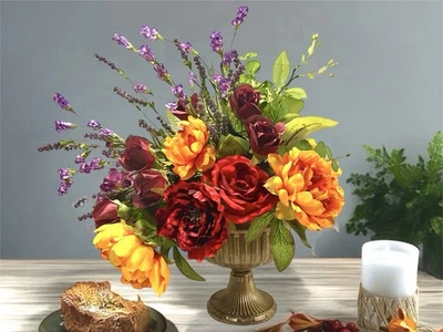 Centro de mesa con arreglo floral para todas las estaciones pedestal de latón peonía rosa lavanda Foto 1 de 3