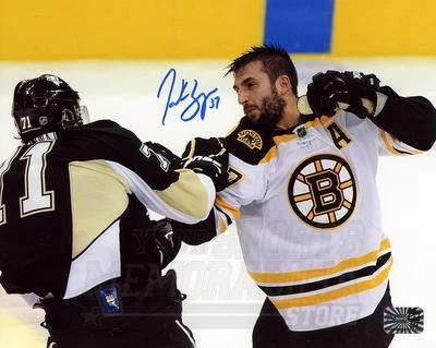 Patrice Bergeron Boston Bruins Firmado Autografiado Lucha contra Pingüinos Malkin 8x10 Foto 1 de 2
