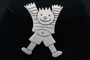 STERLING SILVER BOY WITH HANDS RAISED UP BROOCH 925 VINTAGE 3682 - Picture 1 of 3