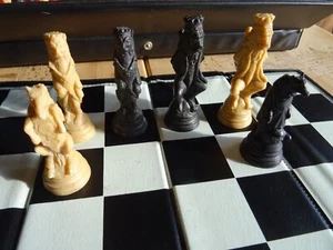 JUEGO DE AJEDREZ VINTAGE AÑOS 70 Berkeley Reynard Estilo Fox Lions Liebre Caballo ESTUCHE Y TABLERO - Imagen 1 de 20