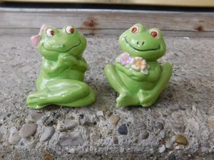 VINTAGE PAIR OF COURTING FROGS SALT AND PEPPER SHAKERS CERAMIC FIGURINE - Picture 1 of 7
