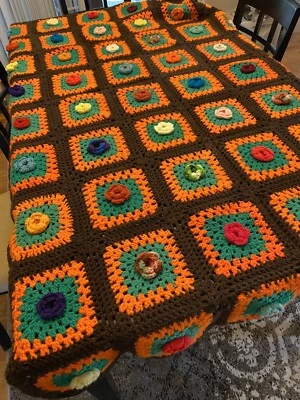 "Manta afgana crochet 3D hecha a mano con flor de margarita colores otoño 46""x68""" Foto 1 de 4