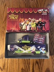 THE MUPPET SHOW 25th ANNIVERSARY 2002 HAULER TRUCK TRAILER 1:64 DIECAST 1 /2808 - Picture 1 of 3