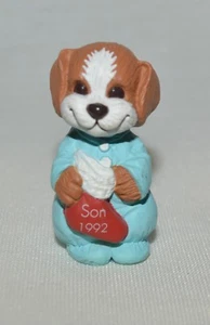 1992 Hallmark - Perro en PJ'S con media hijo - Navidad feliz miniatura con etiqueta dorada - Imagen 1 de 1