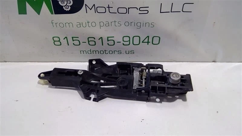 2018-2020 CHEVROLET COLORADO RIGHT OUTSIDE DOOR HANDLE BRACKET OEM 13592465 - Image 1 of 4