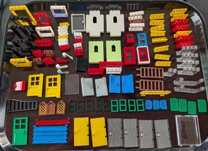 100+ piezas LEGO, ventanas, puertas, puerta de garaje, persianas, barandilla - Imagen 1 de 6