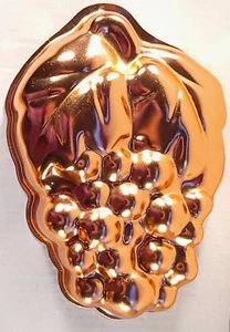 Vintage Wear-Ever Bunch Of Grapes Jell-O Mold / Wall Hanging 9.5" Long - Picture 1 of 8