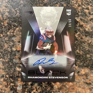 2021 Panini Black Football Rhamondre Stevenson Rookie Auto #D 10/50 Patriots - Bild 1 von 3