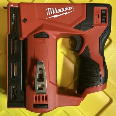 Grampeador Crown Milwaukee M12 3/8" - Apenas ferramenta 2447-20 - Novo, caixa aberta - Imagem 1 de 4