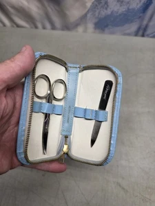 🔥 Vintage 60er Jahre Special Triple Cut Metall Nagelfeilen GERMANY Babyblau Etui - Bild 1 von 16