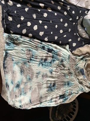 Lote de dos camisetas sin mangas grandes Vera Wang elegantes azul marino a lunares y salpicaduras de agua Foto 1 de 4