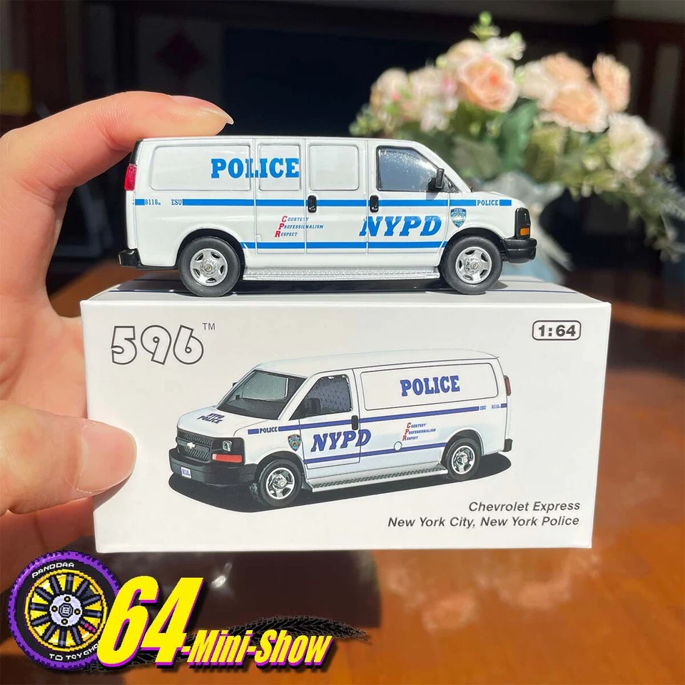 596MODEL 596 Modell 1:64 Chevrolet Express New York City New York Police Modellautos