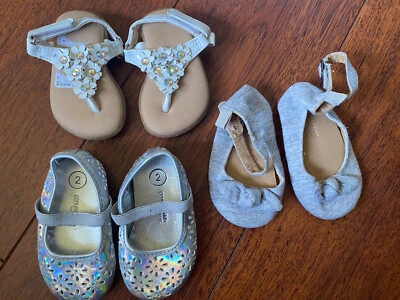 bebé niña LOTE DE 3 ZAPATOS Vestido Plateado SANDALIAS BLANCAS Gris Informal SLIP ON Talla 2 Foto 1 de 4