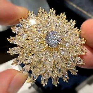 47 mm snowflake flower made of SWAROVSKI Zirconia sparkling 18k gold gf Brooch - Picture 1 of 6